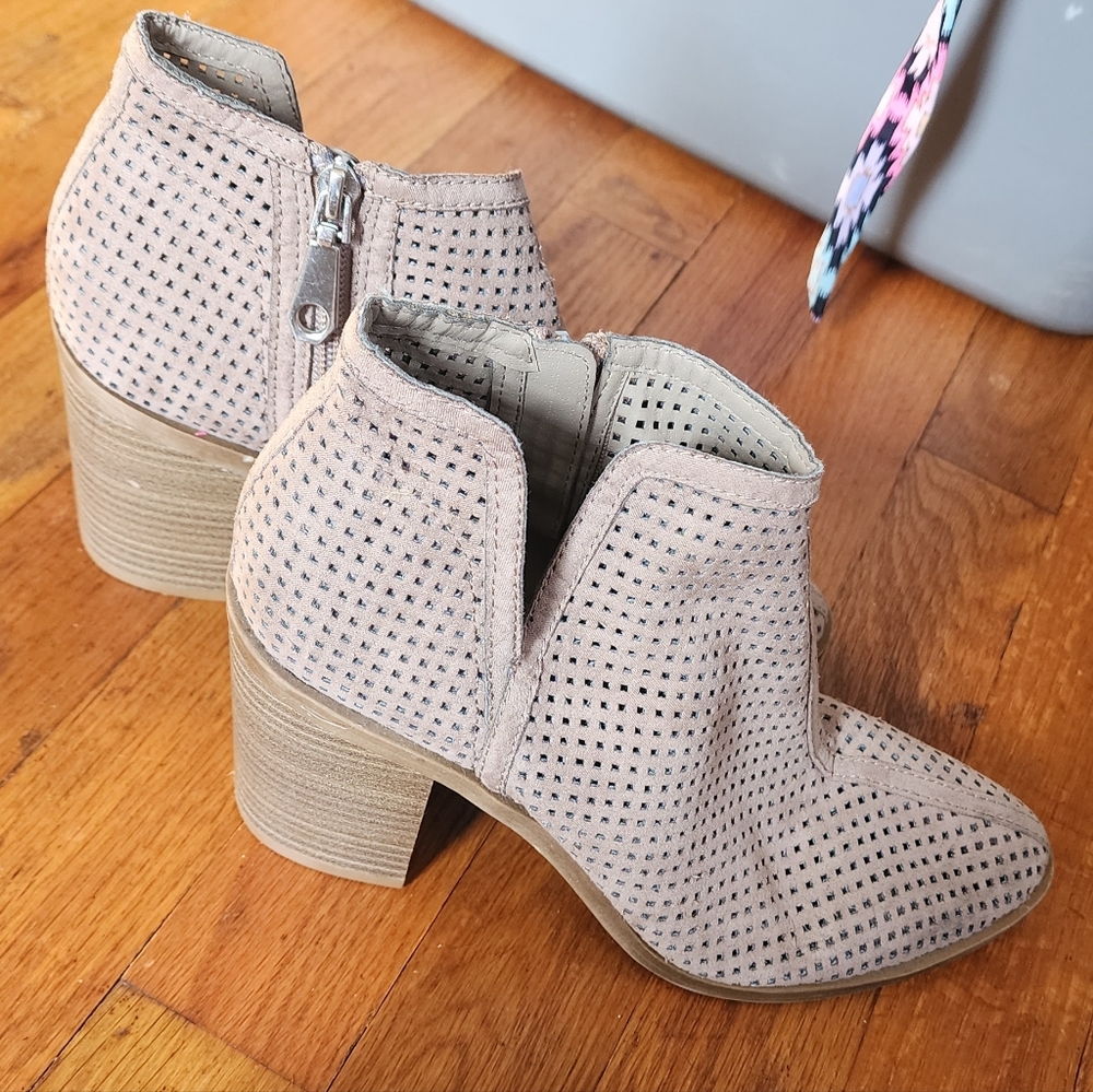 DV Khaki boots